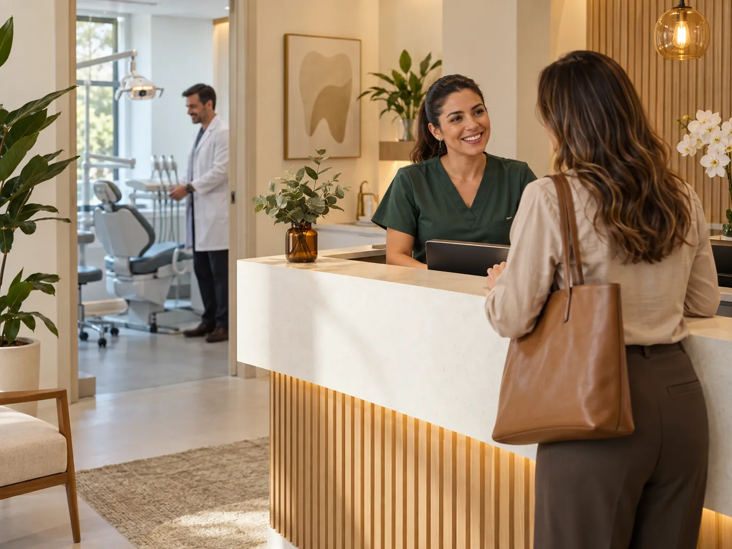 Recepcionista recebendo uma paciente em uma clínica odontológica.